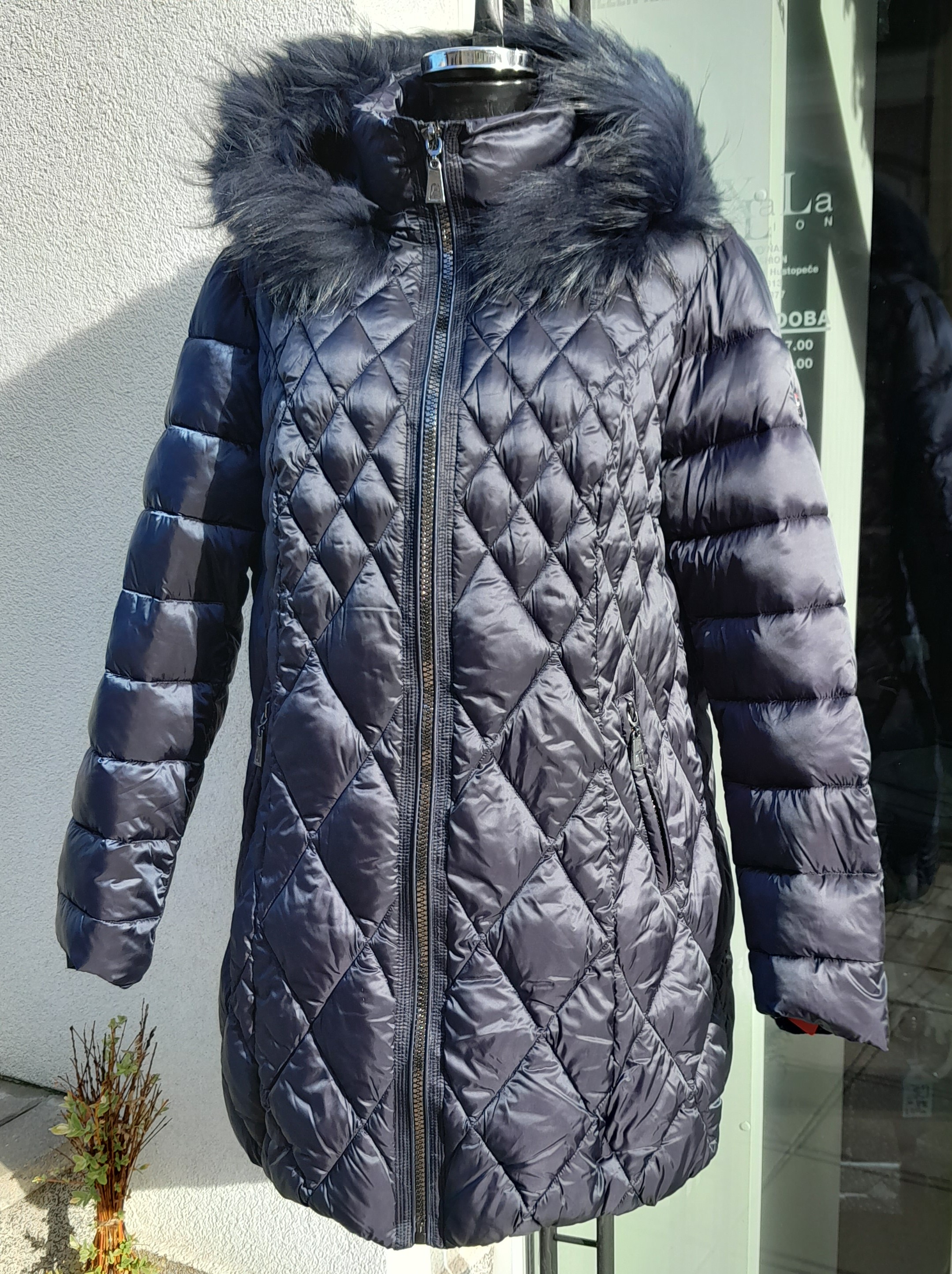 Dámská zimní bunda s kapucí Marta s kožešinou mývalovce modrá 