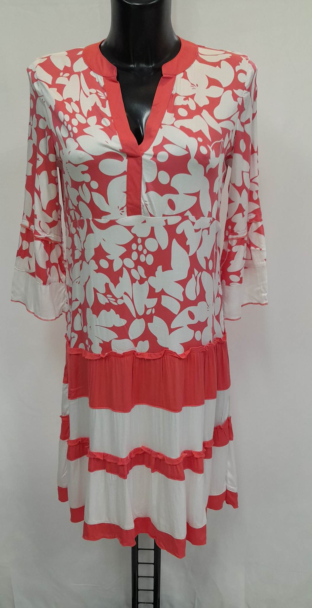 Dámské splývavé letní šaty lososové bílý vzor