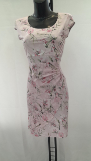Šaty s překladem pudrové květinový barevný vzor